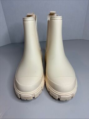 Uyirain Cream Chunky Chelsea Ankle Boots